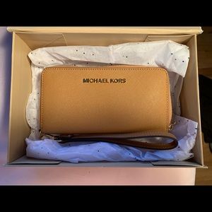 Michael Kors wristlet/multifunctional phone case